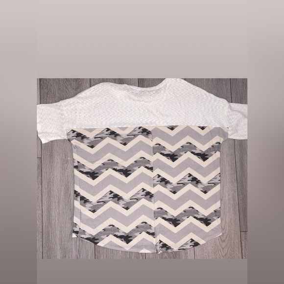 White Birch Women’s Plus Size 1X Blouse White Camo Chevron Short Sleeved Top EUC - Picture 2 of 6